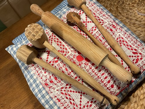 Uralte küchengeräte aus holz - aus,
