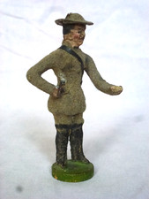 uralte Figur auf Holzsockel